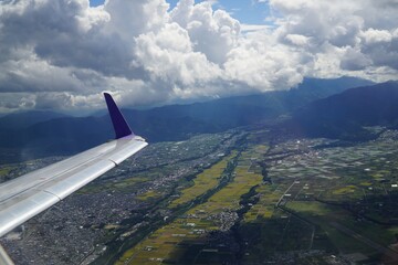 飛行機から松本市を眺める
