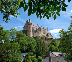 Schloss Vianden, Blick auf die Burg im Großherzogtum Luxemburg - obrazy, fototapety, plakaty