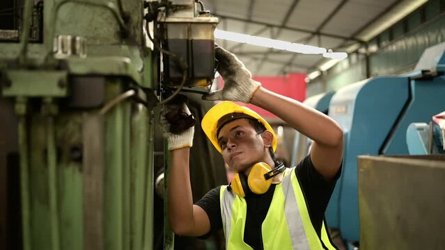 The chief mechanic works in a mechanical factory. Check the lubricant and perform preventive maintenance after heavy use.