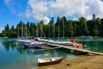żaglówki na jeziorze, przystań żaglówek, Sailboats on the lake on a sunny day, sailboat marina on the lake	
