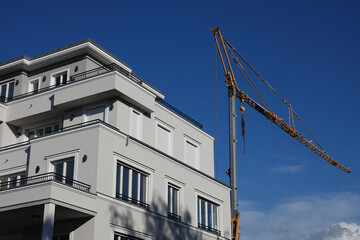 neues Wohnhaus mit Baukran