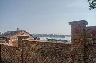 Plöner Schloss und Parkanlage mit Plöner Altstadt und Plöner See .