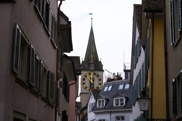 Obraz premium Protestant clock tower of church St. Peter with gray sky background on a winter day. Photo taken February 1st, 2022, Zurich, Switzerland.