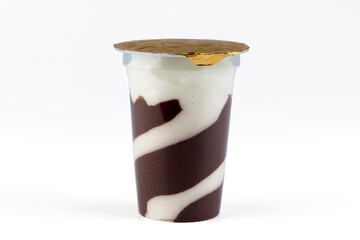 pot de chocolat liégeois sur fond blanc
