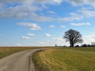 Fototapeta na wymiar Landstrasse in Bayern, nur Wolken und Landschaft die glücklich macht. natürlich, naturverbunden, Naturheilkunde, Diversität, erleben, das Leben, Der Himmel 