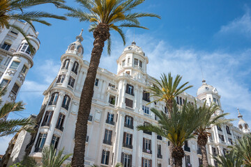Fototapeta na wymiar Palmeras y edificios en la avenida marítima de la ciudad de Alicante, España