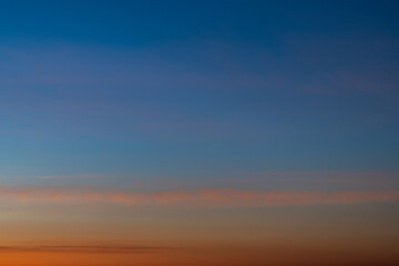 Obraz premium Sky gradient from blue to orange sunset