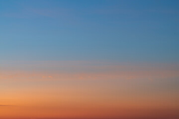 Obraz premium Sky gradient from blue to orange sunset