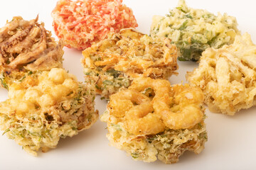 かき揚げ：野菜　海老　烏賊　小柱　春菊　紅生姜　ごぼう