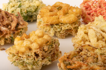 かき揚げ：野菜　海老　烏賊　小柱　春菊　紅生姜　ごぼう