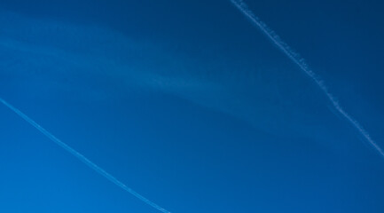 Fototapeta na wymiar blauer Himmel mit Kondensstreifen zweier Flugzeuge