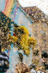 Waggis streuen Konfetti an der basler fasnacht	
