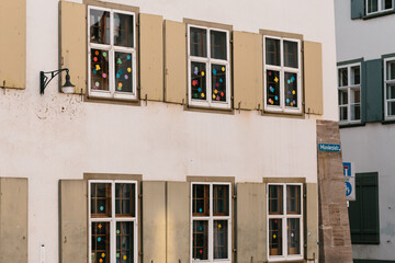 Obraz premium Konfetti an den Fenstern und Basler Fasnacht 