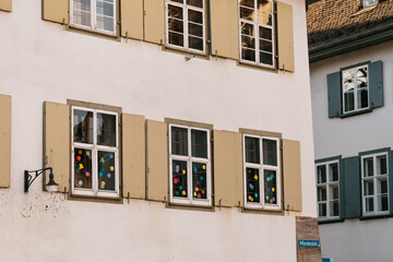 Konfetti an den Fenstern und Basler Fasnacht	