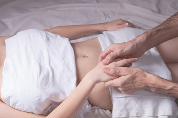 Obraz na płótnie Canvas girl in massage parlor: relaxing massage