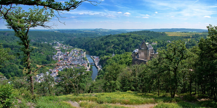 Blick auf Vianden mit Schloss, Großherzogtum Luxemburg, Panorama