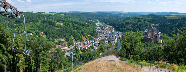 Blick auf Vianden mit Seilbahn und Schloss, Großherzogtum Luxemburg, Panorama