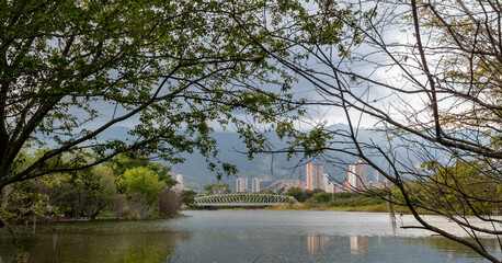 lago con ciudad y puente de fondo ( Bello Antioquia)