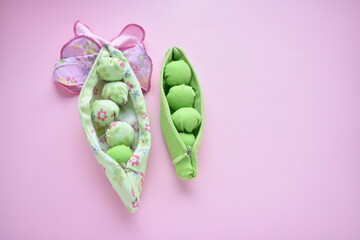 educational toy for toddlers fold the peas into a pod