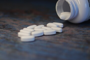 Pastillas blancas sobre fondo de madera