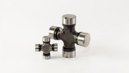 CRUCETAS DE CARDAN  permiten transmitir el movimiento de rotación entre dos ejes geométricos no coincidentes.