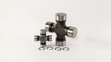 CRUCETAS DE CARDAN  permiten transmitir el movimiento de rotación entre dos ejes geométricos no coincidentes.