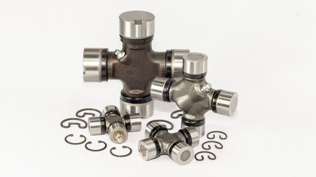 CRUCETAS DE CARDAN  permiten transmitir el movimiento de rotaci&oacute;n entre dos ejes geom&eacute;tricos no coincidentes.