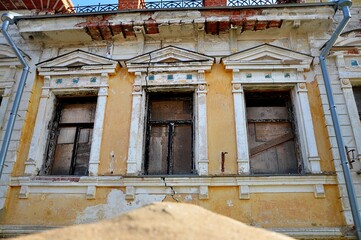 Manor - in Russian architecture, a separate settlement, a complex of residential, utility, park and other buildings, as well as, as a rule, a manor park that make up a single whole.