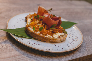 Dessert presentation with decorative pineapple