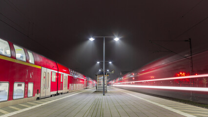 Bahnsteig mit bahn