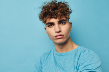 Obraz premium handsome guy in blue t-shirts with a pumped-up body unaltered