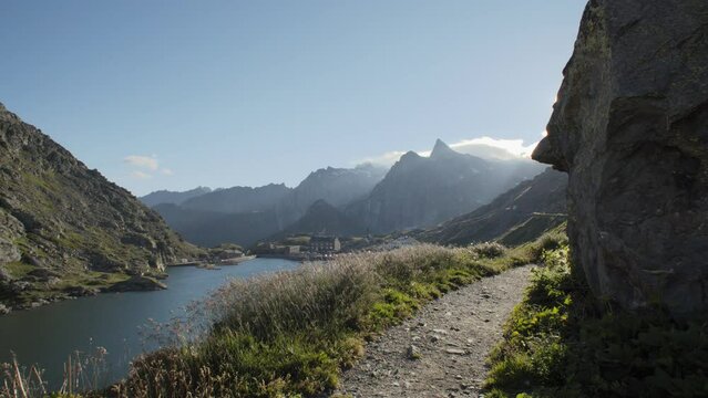 Lac au col du Grand-Saint-Bernard dans les Alpes valaisannes, Suisse