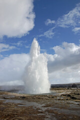 wasserdampf über der landschaft  im geysir-gebiet  in island