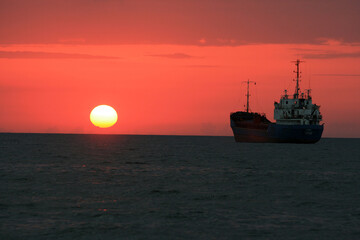 Obraz premium ship at sunset