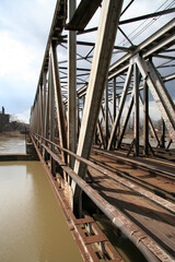 Stalowy most kolejowy nad rzeką w europie
