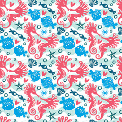 Naklejka premium Cute seamless pattern with underwater live: starfish, fish, sea horse, shells, algae. Vector sea background.