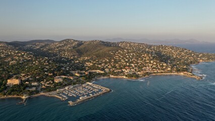 survol de la c&ocirc;te d'Azur dans le Var entre Sainte-Maxime et Fr&eacute;jus	au couch&eacute; du soleil