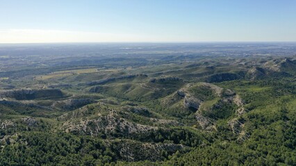 survol du massif des Alpilles en Provence  dans le sud de la France