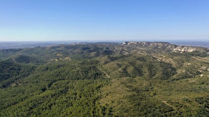 Fototapeta premium survol du massif des Alpilles en Provence dans le sud de la France