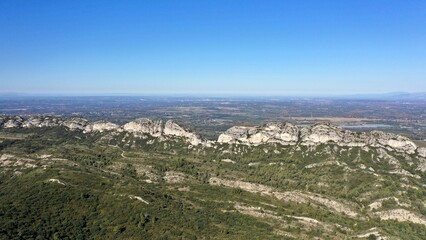 Obraz premium survol du massif des Alpilles en Provence dans le sud de la France