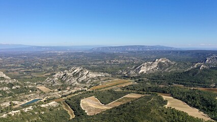 Obraz premium survol du massif des Alpilles en Provence dans le sud de la France