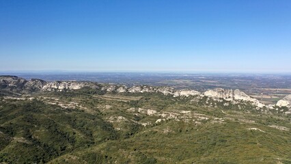 Fototapeta na wymiar survol du massif des Alpilles en Provence dans le sud de la France