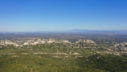 Fototapeta na wymiar survol du massif des Alpilles en Provence dans le sud de la France