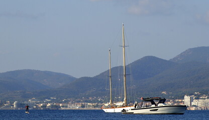 Fototapeta na wymiar bateau de plaisance à voile et voilier dans le golfe de Saint-Tropez