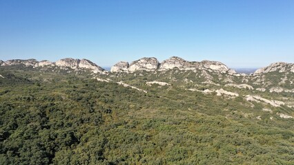 survol du massif des Alpilles en Provence dans le sud de la France