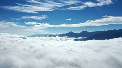 Fototapeta premium survol d'une mer de nuage dans les Pyrénées-Orientales dans le sud de la France