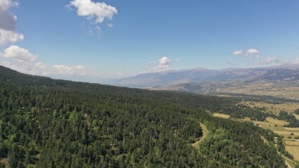 survol d'un lac de montagne et des forets dans les Pyrénées-Orientales, sud de la France, parc naturel des Bouillouses
