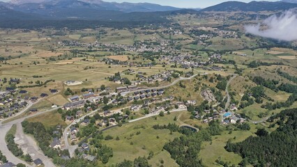 survol du massif des Pyrénées et des forets dans les Pyrénées-Orientales, sud de la France, parc naturel des Bouillouses