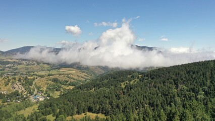 Fototapeta na wymiar survol d'une mer de nuage dans les Pyrénées-Orientales dans le sud de la France