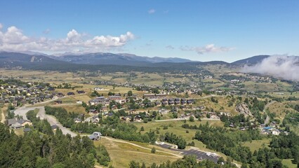 Obraz premium survol d'un lac de montagne et des forets dans les Pyrénées-Orientales, sud de la France, parc naturel des Bouillouses 